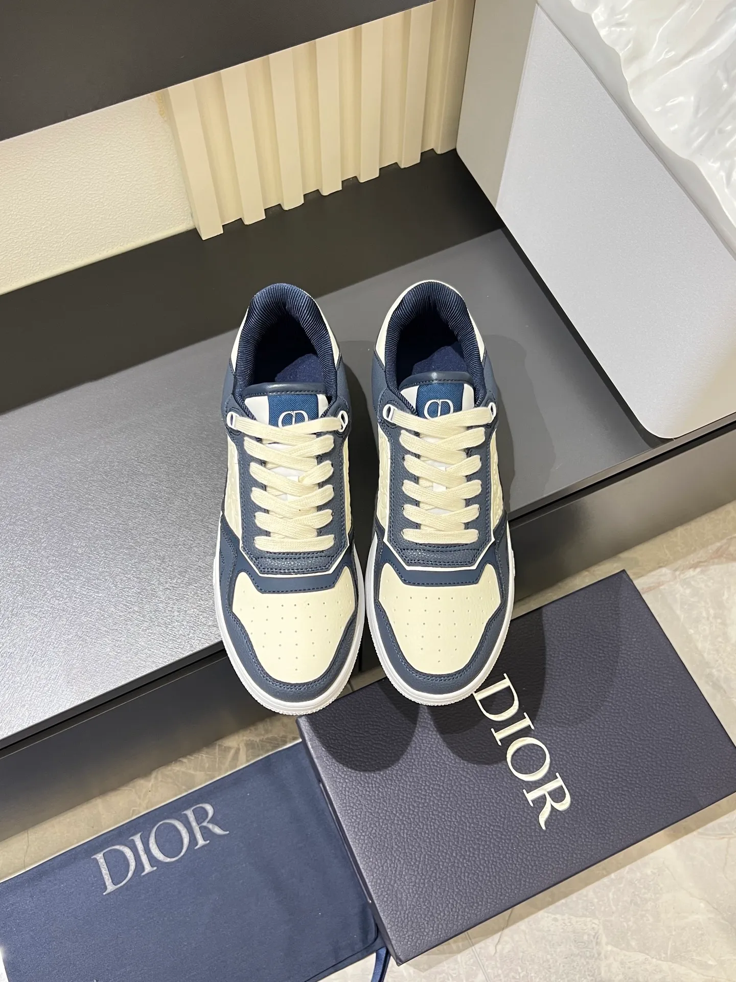 Men's shoes 💰p400 "Dio*" mid-top B27 casual sneakers. This B27 high-top sneaker is a new product in the series and continues Di*r's classic style. Crafted from gray and white smooth calf leather with beige and black Oblique print panels on the sides. The "CD Icon" shaped shoelace eyelets are clever and delicate, and the two-color rubber sole, rear collar and heel are all equipped with the brand's iconic details to enhance the style. Oblique printed straps at the ankle allow for an adjustable fit to complement the overall design. Fashionable and versatile, it can complement any look. Create an exquisite design with unique dynamic vitality and modern atmosphere, presented in low-top and high-top styles. This new must-have shoe adds a new dimension to Dior's archive heritage, embodying modern elegance. Purchase the original version and make it 1:1. If you need top quality, please come to me! Male 38-44!